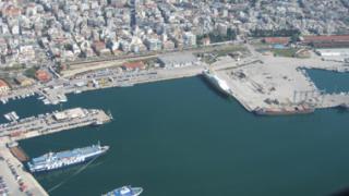 Λαθρομετανάστες 'έδεσαν' το φουσκωτό τους στο λιμάνι.