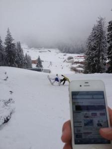 Μερικοί φίλοι, μας εμπιστεύονται όπου και να βρίσκονται, ό, τι και αν κάνουν! Ακόμα και την ώρα που κάνουν σκι στο Bansko.