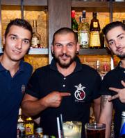 Η ανεβασμένη διάθεση συνεχίζεται στο 'Κυβερνείο' της διασκέδασης.