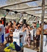 Μπανάκι στην γαλάζια παραλία του Aqua Mare, στην Αγ. Παρασκευή.