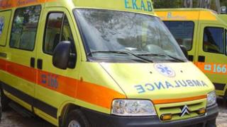 Ασθενοφόρα τις ημέρες των γιορτών σε επικίνδυνα οδικά σημεία.