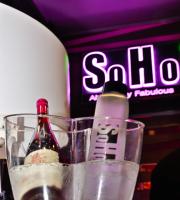 Κυριακάτικο 'Wine 'n' dine' στο Soho Absolutely Fabulous cafe.