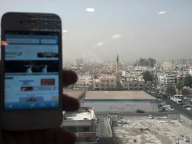 Με φόντο το κέντρο της πόλης Jeddah στην Σαουδική Αραβία ακόμα ένας φίλος μας στέλνει πολλά ζεστά χαιρετίσματα καθώς ενημερώνεται από την αγαπημένη του ηλεκτρονική πύλη.