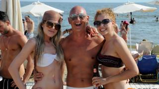 We 'Get the summer feeling'  στο πολύ ανεβασμένο Reina beach bar!