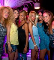 Δροσερές ξέφρενες νύχτες στην ταράτσα του Yacht club.