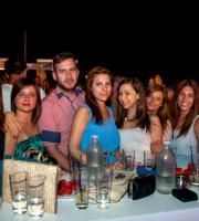 Δροσερές ξέφρενες νύχτες στην ταράτσα του Yacht club.