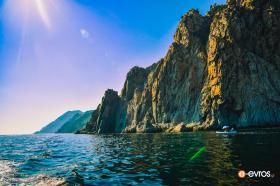 Βουτιά στα γαλαζοπράσινα νερά της Ν. Σαμοθράκης