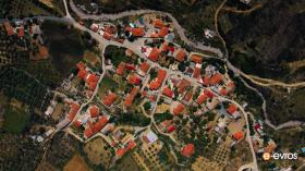 "Ένα μικρό, παραδοσιακό χωριό κρυμμενο μέσα στο πράσινο"