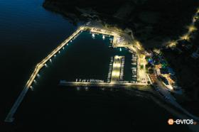 "Το Λιμανάκι της Μάκρης μέσα από μία νυχτερινή λήψη"