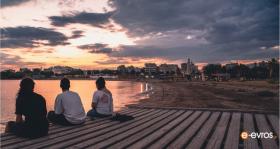 "Το απαλό φως του δειλινού καθρεφτίζεται στη θάλασσα"