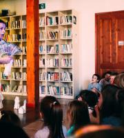 Φωτορεπορτάζ από την παράσταση «Η Αλίκη στη χώρα των θαυμάτων» στη βιβλιοθήκης της Αλεξανδρούπολης