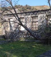 Aυτό είναι το πέτρινο κτίριο στο δημοτικό σχολείο Ξηροπόταμου στη Σαμοθράκη.