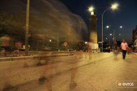 Κόβωντας βόλτα στην παραλιακή οδό της Αλεξανδρούπολης κάτω από το Φάρο