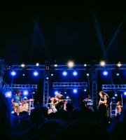 Ο Γιάννης Χαρούλης στην πρώτη μέρα του «FUNari Summer Festival» στο Φανάρι