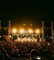 Ο Γιάννης Χαρούλης στην πρώτη μέρα του «FUNari Summer Festival» στο Φανάρι
