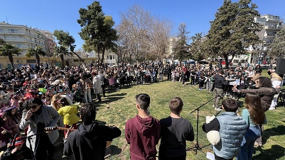 Τα χελιδονίσματα 2025 στην Αλεξανδρούπολη, από μαθητές σχολείων.