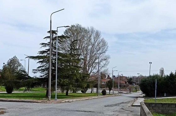 Νέες κολώνες φωτισμού στις Φέρες, στη θέση των παλιών τσιμεντένιων.