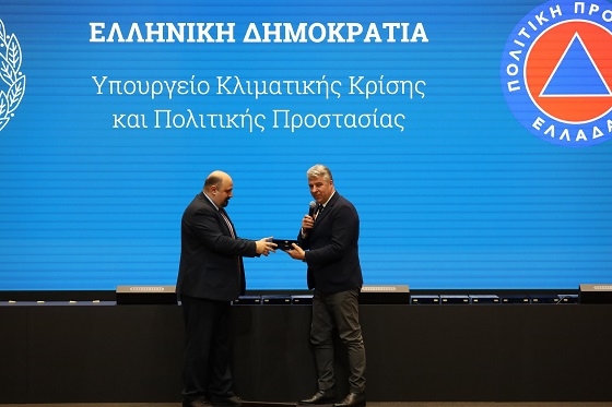 Ο Περιφερειάρχης ΑΜΘ παραλαμβάνει την τιμητική διάκριση για την πρόληψη των πυρκαγιών.