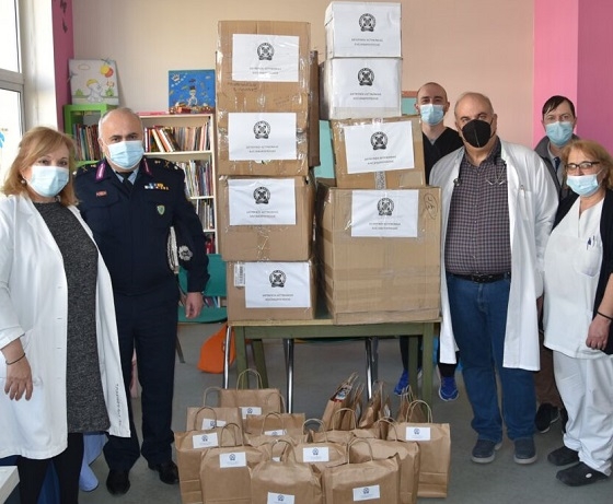 Είδη από τους αστυνομικούς στην Παιδιατρική Κλινική του Νοσοκομείου Αλεξανδρούπολης.