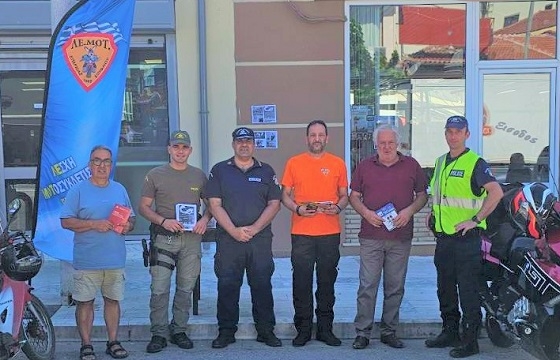 Έλεγχοι για τη χρήση κράνους από οδηγούς και επιβάτες δικύκλων.