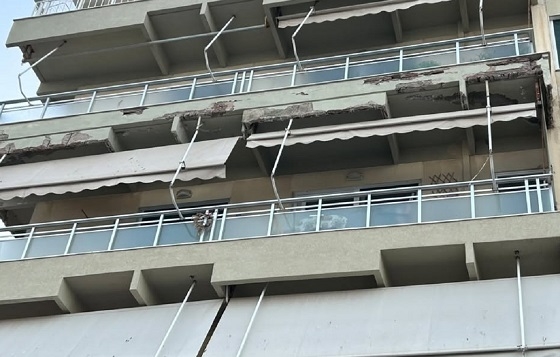 Επικίνδυνη κατάσταση σε οικοδομή απέναντι από τον Φάρο Αλεξανδρούπολης.