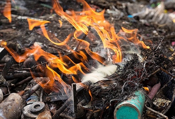 Η καύση απορριμμάτων σε ανοιχτούς χώρους απαγορεύεται ρητά.