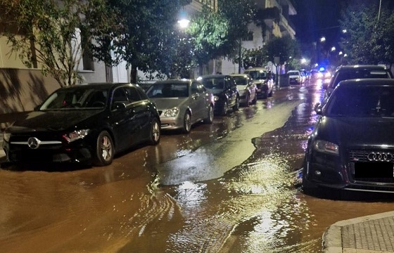 Στις 3 το βράδυ διαπιστώθηκε η διαρροή και από το πρωί άρχισε η αποκατάσταση της βλάβης.