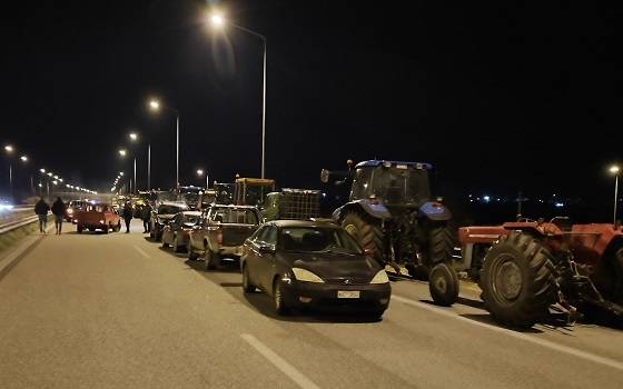 Οι αγρότες της Ροδόπης βγήκαν χθες στην Εγνατία Οδό, κλείνοντας το ρεύμα κυκλοφορίας από Κομοτηνή προς Ξάνθη.