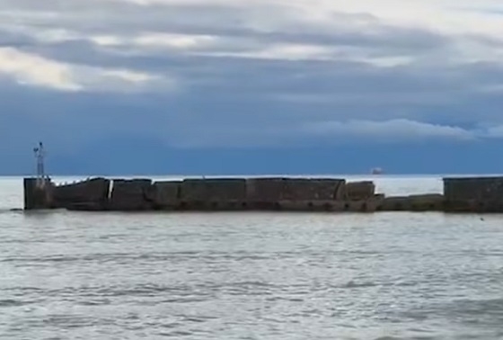 Η κατάσταση στον λιμενοβραχίονα του Λιμανιού της Μάκρης χειροτέρεψε.