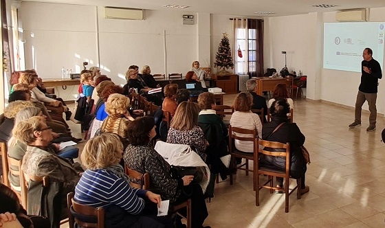 Η εκπαίδευση αφορά την ασφαλή χρήση του διαδικτύου, από διάφορες κοινωνικές ομάδες.