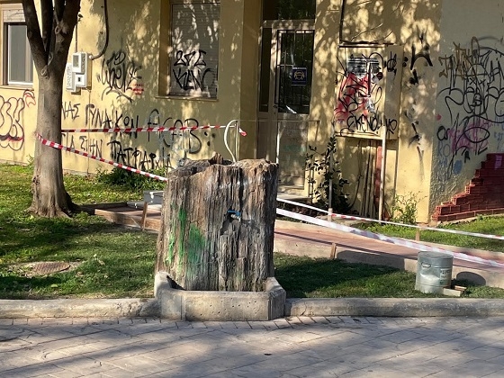 Στο έλεος βανδάλων και ως βάση βρύσης αφέθηκε απολιθωμένος κορμός στην Αλεξανδρούπολη.