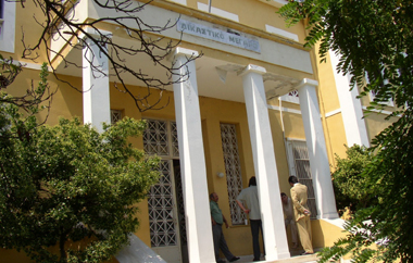 Κρίθηκε ένοχος και καταδικάστηκε σε ποινή φυλάκισης 6 μηνών με αναστολή.