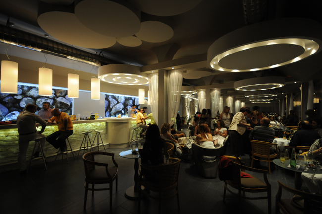 Πλήθος κόσμου στα εγκαίνια του "Delfini cafe - bar", μέρος 2ο.