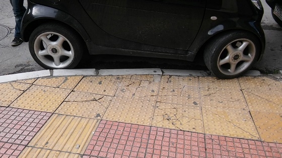 Χρηματικό πρόστιμο και αφαίρεση διπλώματος για παρκάρισμα σε θέσεις και διαβάσεις ΑΜΕΑ.