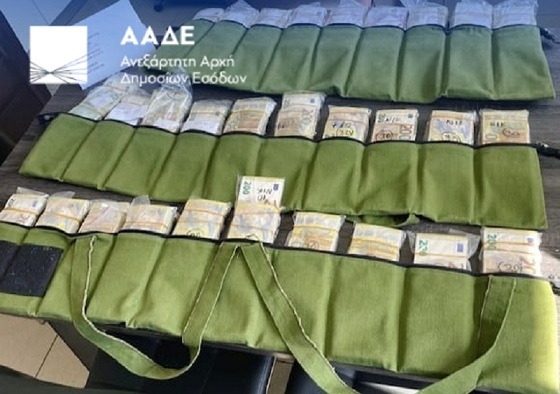 Σε ειδικές ζώνες είχαν κρυμμένα τα μετρητά στο σώμα τους οι τρεις γυναίκες.