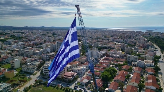 Η μεγάλη ελληνική σημαία θα κυματίσει πάλι πάνω από την Αλεξανδρούπολη.