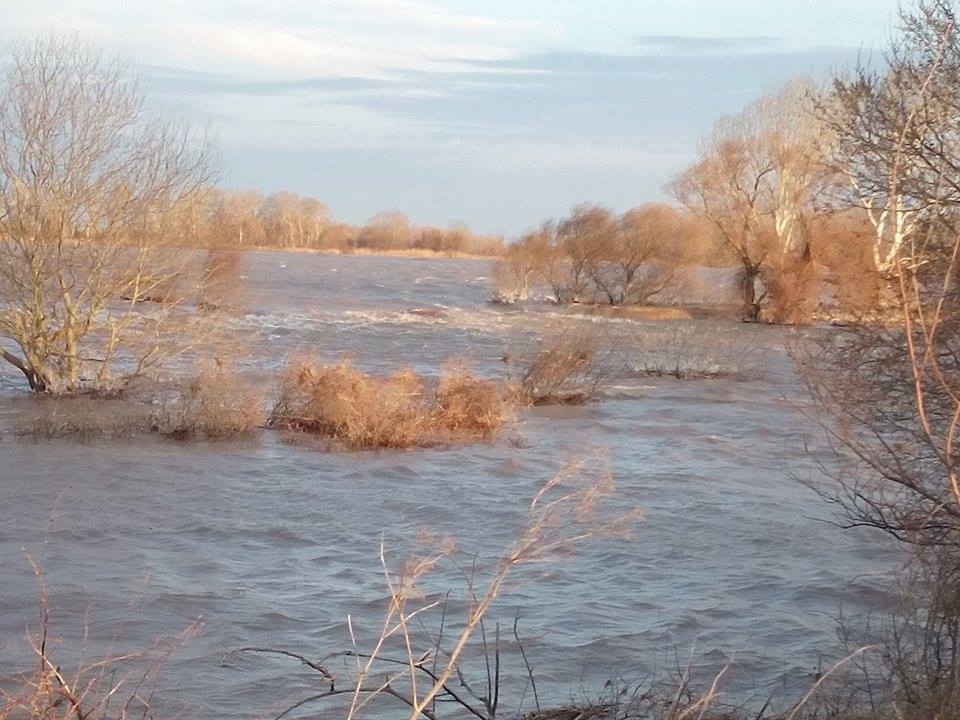 Κάτω από το νερό βρίσκονται 250.000 στρέµµατα καλλιεργειών και σταυλικών εγκαταστάσεων.