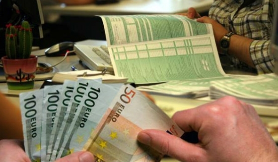 225 δισ. ευρώ χρωστούν οι Έλληνες σε Δημόσιο και τράπεζες