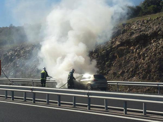 Πυκνοί καπνοί κάλυψαν το μπροστινό μέρος του οχήματος.