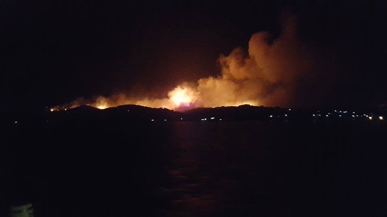 Η πυρκαγιά όπως φαινόταν στις 23:00 περίπου.