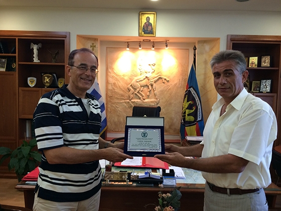  Επίδοση πλακέτας στον Στρατηγό Διοικητή της ΧΙΙ Μ/Κ ΜΠ, κο Καμπά Γεώργιο