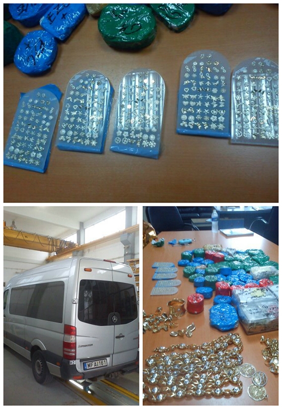 To όχημα αλλά και τα κατασχεμένα χρυσαφικά.