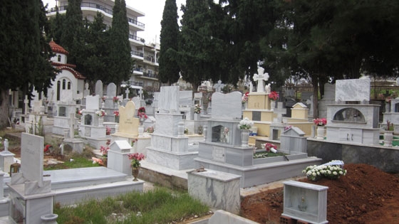 "Προκαταβολικά" χτίζουν τους τάφους τους στην περιφέρεια Αλεξ/πολης