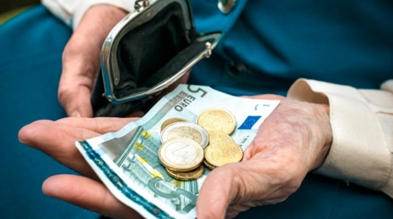 Έρευνα: Ένα στα δύο νοικοκυριά συντηρείται από τις συντάξεις
