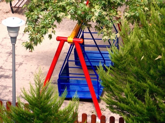 Αυτή είναι η κούνια για ΑΜΕΑ η οποία τοποθετήθηκε στο πάρκο "Ανεξαρτησίας" (φώτο Π. Μιχαηλίδης)