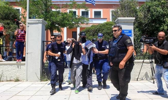 Στιγμιότυπο από την έξοδό των 8 στα δικαστήρια Αλεξανδρούπολης (αρχείο)