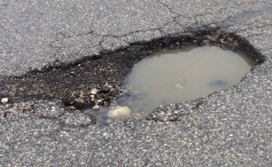 Αγώνας δρόμου για τη βελτίωση του επιβαρυμένου οδικού δικτύου μετά την κακοκαιρία