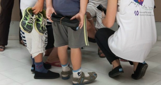 Το "Μαζί για το Παιδί" μοιράζει καινούρια παπούτσια σε άπορα παιδιά, από την Θράκη έως την Κρήτη