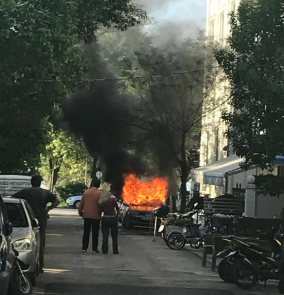Στιγμιότυπο από το φλεγόμενο όχημα
