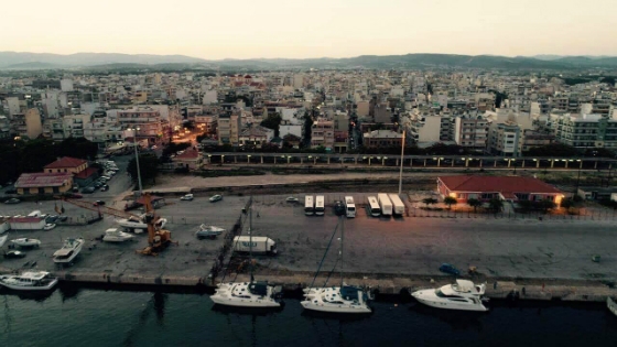 Τα τουριστικά σκάφη παρέα με γερανούς και νταλίκες στο λιμάνι της Αλεξανδρούπολης